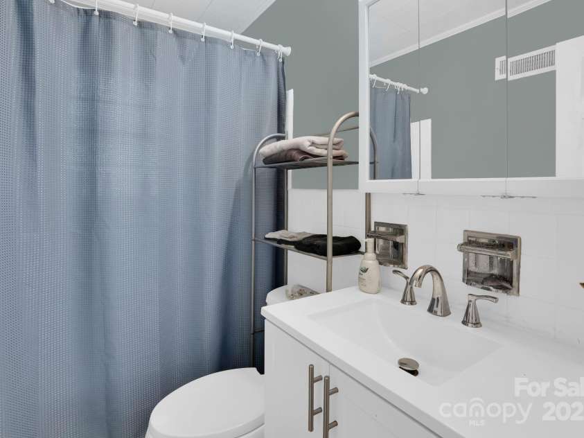 10437 Idlewild Road, Matthews, NC 28105.  MLS# CAR4287403, YatesRealty ID 30117. 