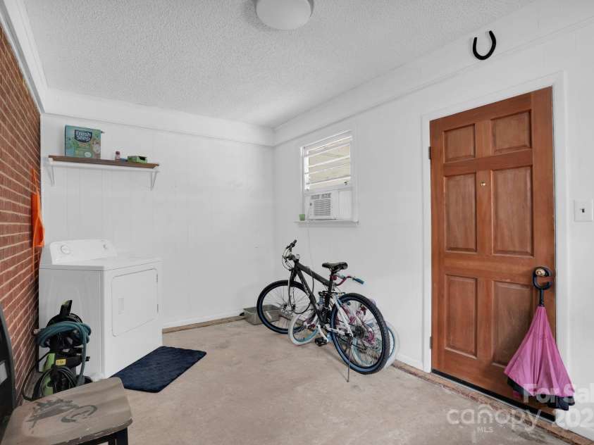 10437 Idlewild Road, Matthews, NC 28105.  MLS# CAR4287403, YatesRealty ID 30117. 