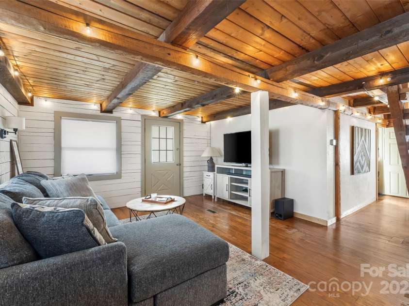 1623 Soco Road, Maggie Valley, NC 28751.  MLS# CAR4281971, YatesRealty ID 30118. The living room is relaxing and delightful!