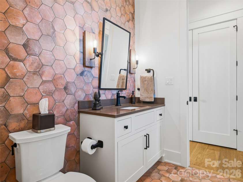 120 Boulder Creek Way, Asheville, NC 28805.  MLS# CAR4356297, YatesRealty ID 30119. 2nd floor Guest Bathroom
