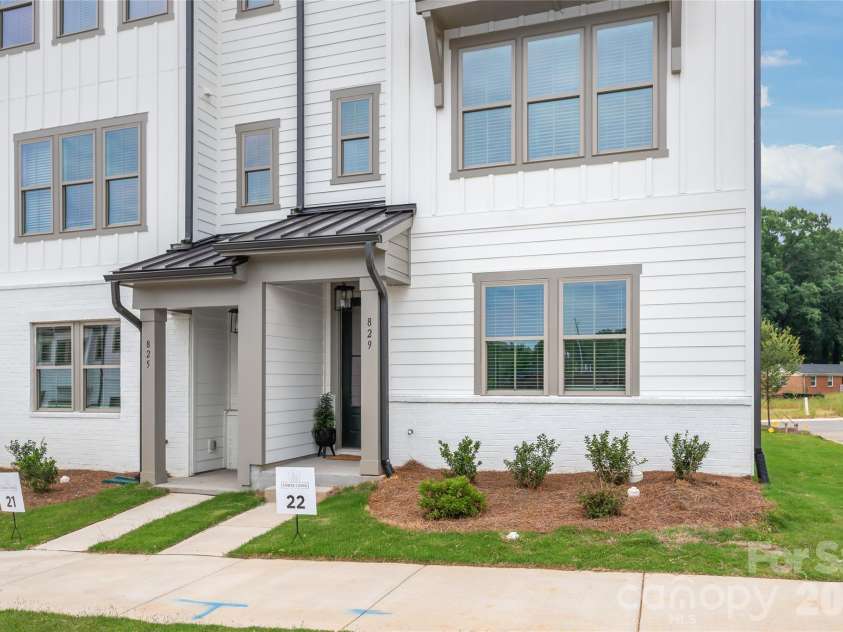 829 Garringer Place, Charlotte, NC 28208.  MLS# CAR4393287, YatesRealty ID 30120. 