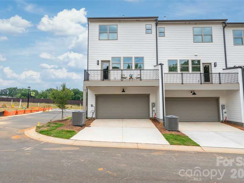 829 Garringer Place, Charlotte, NC 28208.  MLS# CAR4393287, YatesRealty ID 30120. 