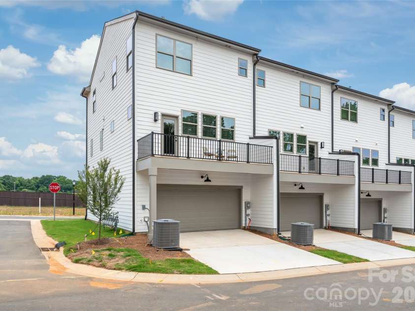 829 Garringer Place, Charlotte, NC 28208.  MLS# CAR4393287, YatesRealty ID 30120. 