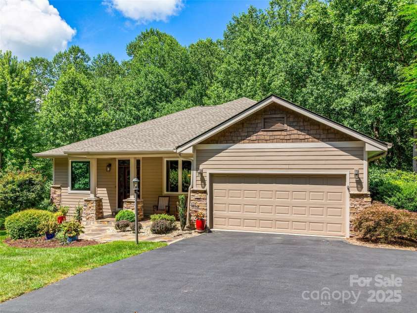 547 Pinnacle Peak Lane, Flat Rock, NC 28731.  MLS# CAR4287057, YatesRealty ID 30121. 