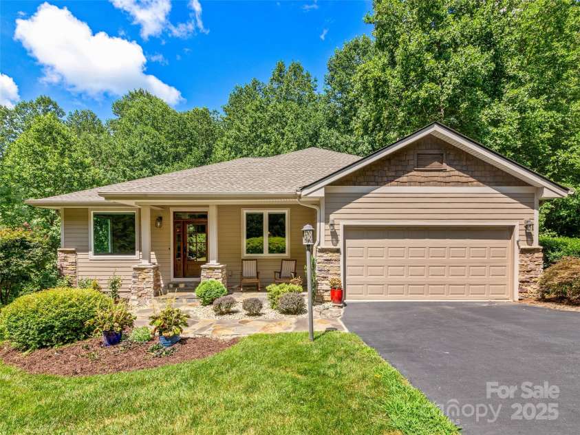 547 Pinnacle Peak Lane, Flat Rock, NC 28731.  MLS# CAR4287057, YatesRealty ID 30121. 