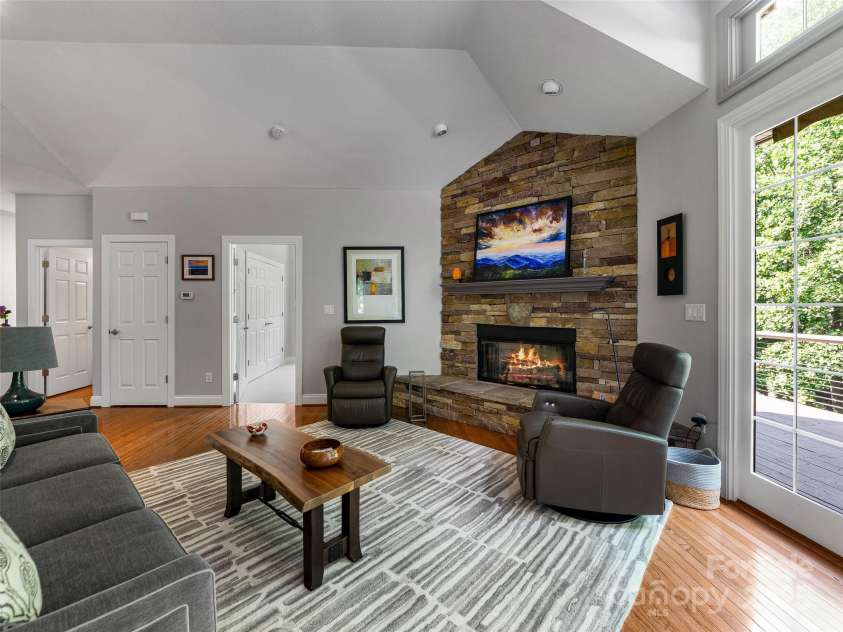 547 Pinnacle Peak Lane, Flat Rock, NC 28731.  MLS# CAR4287057, YatesRealty ID 30121. 