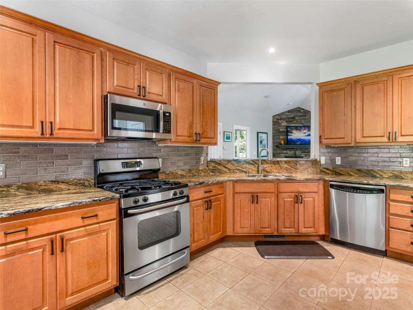 547 Pinnacle Peak Lane, Flat Rock, NC 28731.  MLS# CAR4287057, YatesRealty ID 30121. 