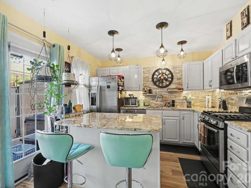 11629 Boxer Lane, Charlotte, NC 28269.  MLS# CAR4376110, YatesRealty ID 30122. Bright kitchen includes granite countertops and stainless appliances