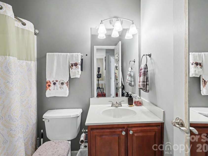 11629 Boxer Lane, Charlotte, NC 28269.  MLS# CAR4376110, YatesRealty ID 30122. Full bath upstairs