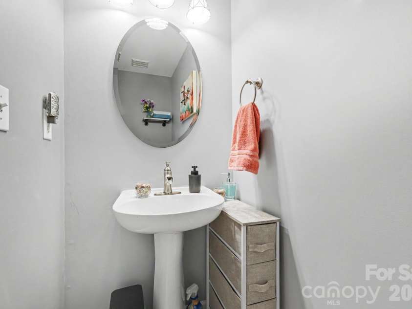 11629 Boxer Lane, Charlotte, NC 28269.  MLS# CAR4376110, YatesRealty ID 30122. Powder room on main level