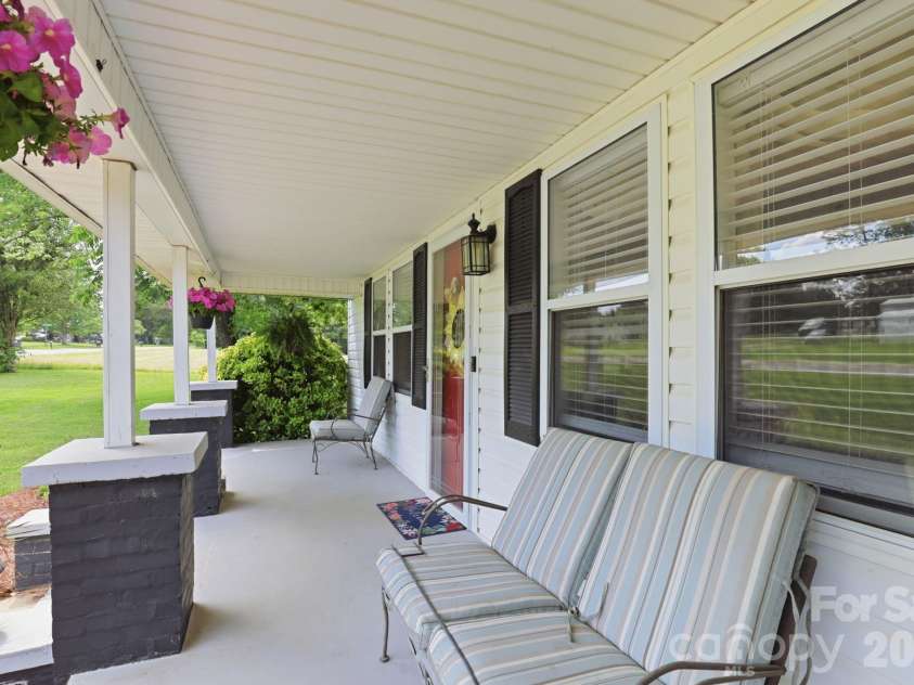 189 Chestnut Grove Road, Statesville, NC 28625.  MLS# CAR4392465, YatesRealty ID 30123. 