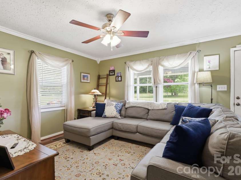 189 Chestnut Grove Road, Statesville, NC 28625.  MLS# CAR4392465, YatesRealty ID 30123. 