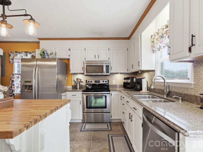 189 Chestnut Grove Road, Statesville, NC 28625.  MLS# CAR4392465, YatesRealty ID 30123. 