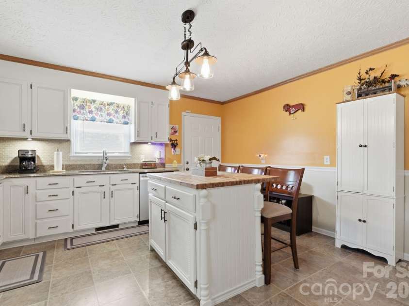 189 Chestnut Grove Road, Statesville, NC 28625.  MLS# CAR4392465, YatesRealty ID 30123. 
