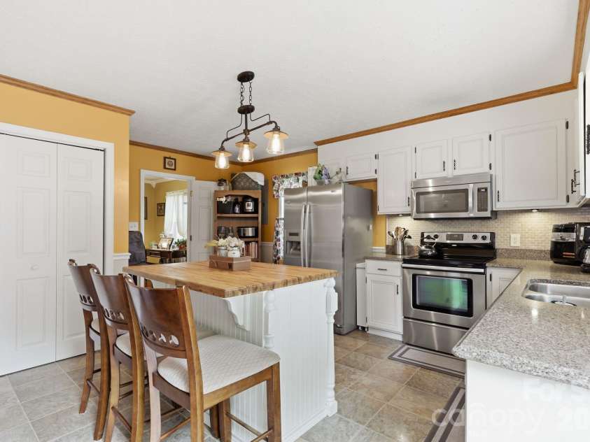 189 Chestnut Grove Road, Statesville, NC 28625.  MLS# CAR4392465, YatesRealty ID 30123. 