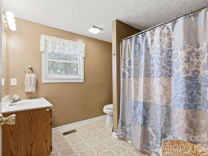 189 Chestnut Grove Road, Statesville, NC 28625.  MLS# CAR4392465, YatesRealty ID 30123. 