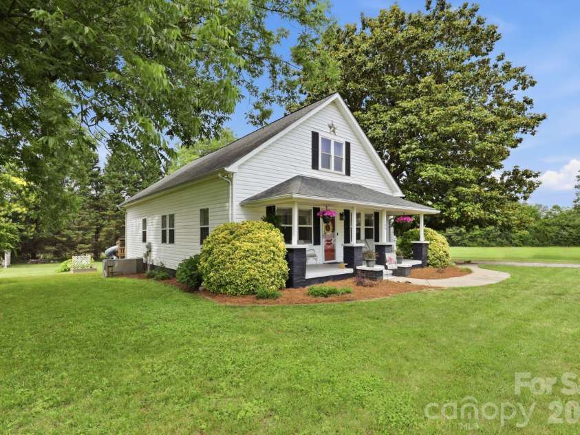 189 Chestnut Grove Road, Statesville, NC 28625.  MLS# CAR4392465, YatesRealty ID 30123. 