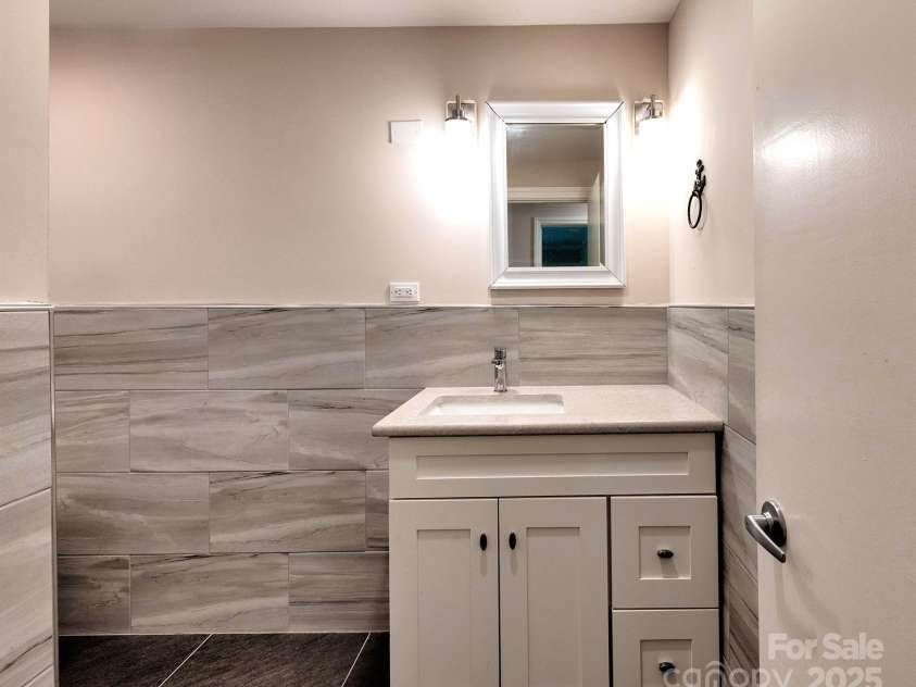 228 Parkwood Drive, Concord, NC 28027.  MLS# CAR4282049, YatesRealty ID 30123. 