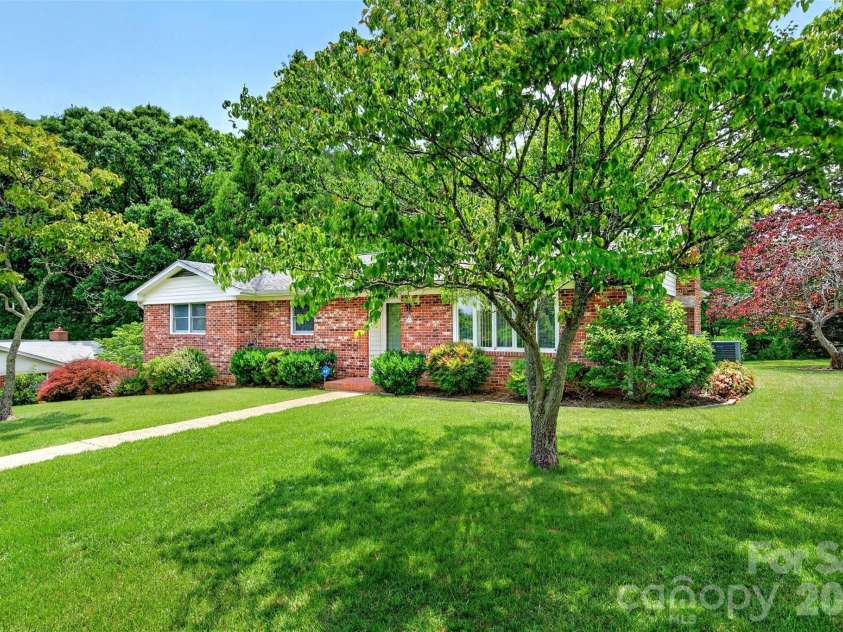 35 Mountain Terrace, Asheville, NC 28806.  MLS# CAR4386290, YatesRealty ID 30124. 