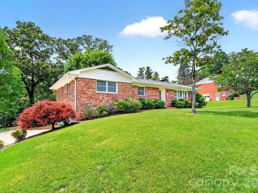 35 Mountain Terrace, Asheville, NC 28806.  MLS# CAR4386290, YatesRealty ID 30124. 