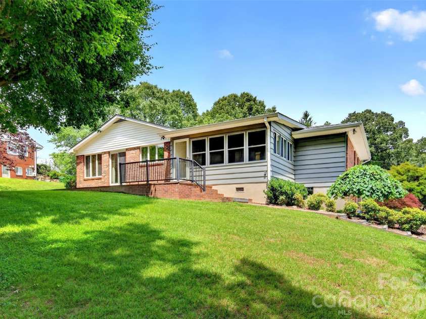 35 Mountain Terrace, Asheville, NC 28806.  MLS# CAR4386290, YatesRealty ID 30124. 