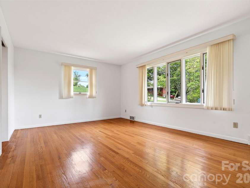 35 Mountain Terrace, Asheville, NC 28806.  MLS# CAR4386290, YatesRealty ID 30124. 