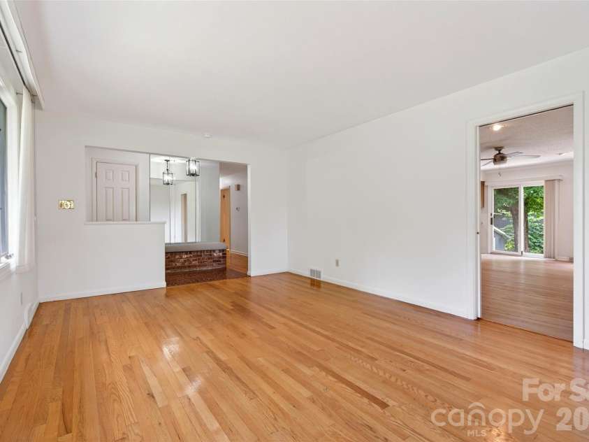 35 Mountain Terrace, Asheville, NC 28806.  MLS# CAR4386290, YatesRealty ID 30124. 