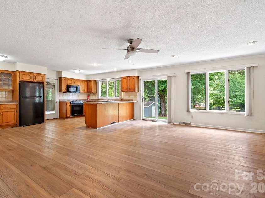 35 Mountain Terrace, Asheville, NC 28806.  MLS# CAR4386290, YatesRealty ID 30124. 