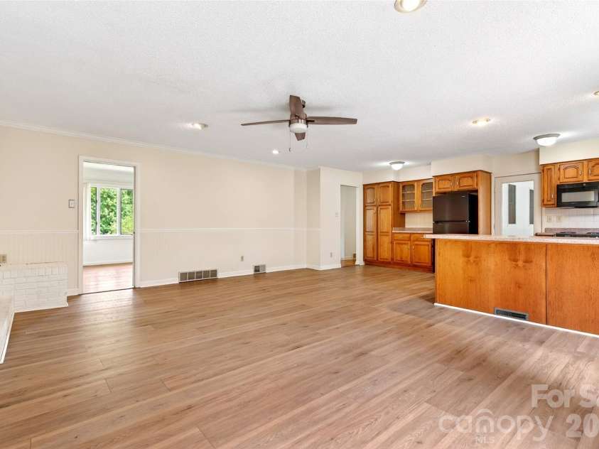 35 Mountain Terrace, Asheville, NC 28806.  MLS# CAR4386290, YatesRealty ID 30124. 