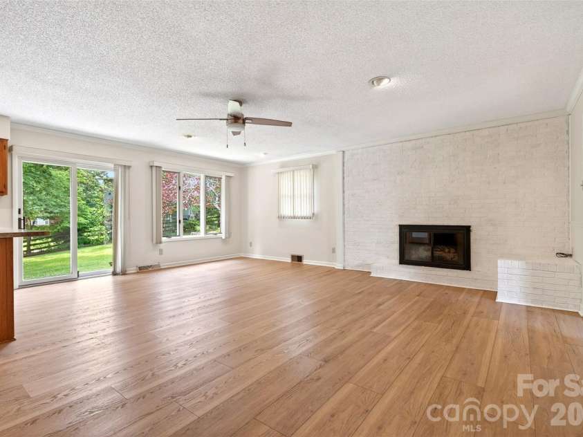 35 Mountain Terrace, Asheville, NC 28806.  MLS# CAR4386290, YatesRealty ID 30124. 