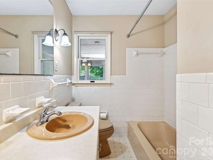 35 Mountain Terrace, Asheville, NC 28806.  MLS# CAR4386290, YatesRealty ID 30124. 