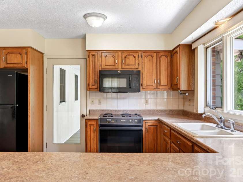 35 Mountain Terrace, Asheville, NC 28806.  MLS# CAR4386290, YatesRealty ID 30124. 