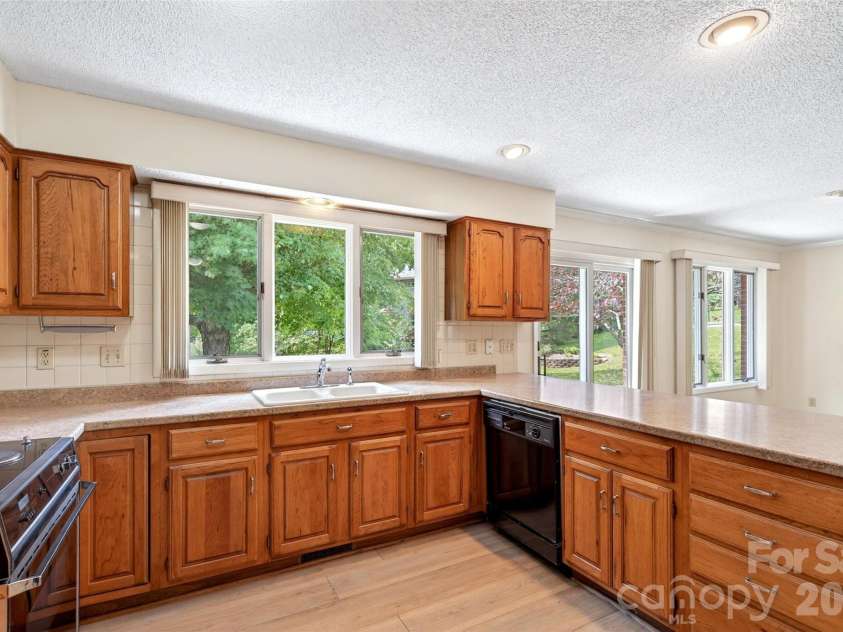 35 Mountain Terrace, Asheville, NC 28806.  MLS# CAR4386290, YatesRealty ID 30124. 