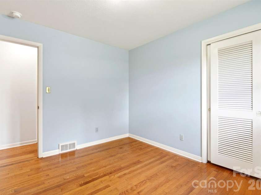 35 Mountain Terrace, Asheville, NC 28806.  MLS# CAR4386290, YatesRealty ID 30124. 