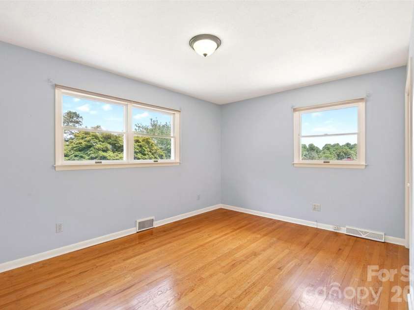 35 Mountain Terrace, Asheville, NC 28806.  MLS# CAR4386290, YatesRealty ID 30124. 
