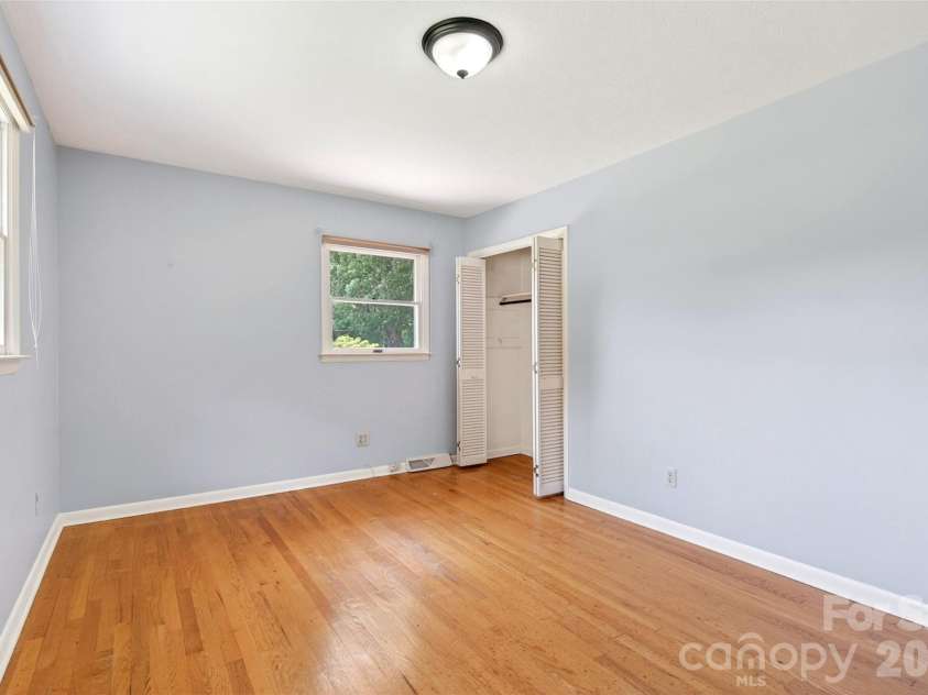 35 Mountain Terrace, Asheville, NC 28806.  MLS# CAR4386290, YatesRealty ID 30124. 