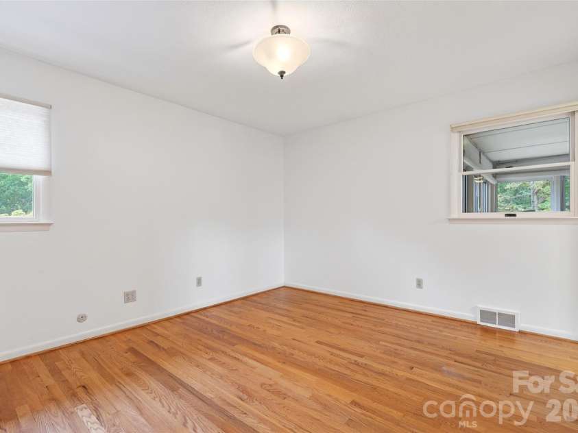 35 Mountain Terrace, Asheville, NC 28806.  MLS# CAR4386290, YatesRealty ID 30124. 