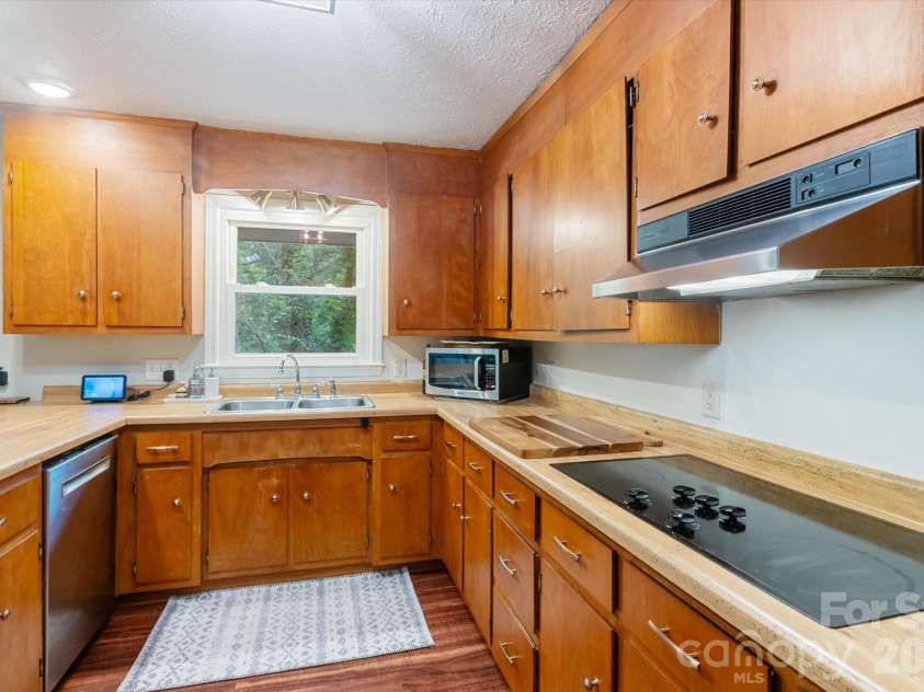 132 Whisperwood Circle, Hendersonville, NC 28791.  MLS# CAR4378747, YatesRealty ID 30127. Kitchen