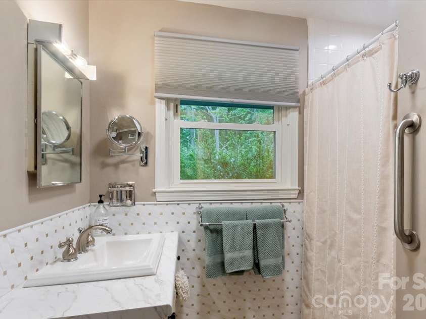 132 Whisperwood Circle, Hendersonville, NC 28791.  MLS# CAR4378747, YatesRealty ID 30127. Primary Bathroom