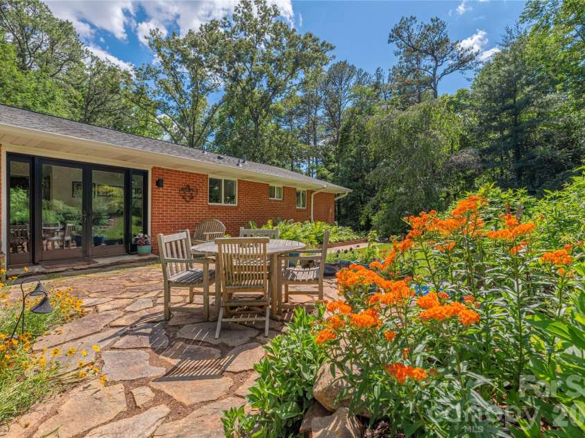 90 Bell Road, Asheville, NC 28805.  MLS# CAR4391079, YatesRealty ID 30128. 