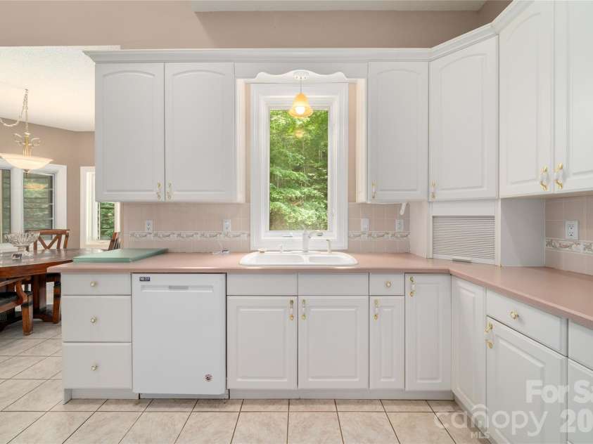 136 Rumbling Bald Road, Lake Lure, NC 28746.  MLS# CAR4393328, YatesRealty ID 30129. Kitchen cabinets