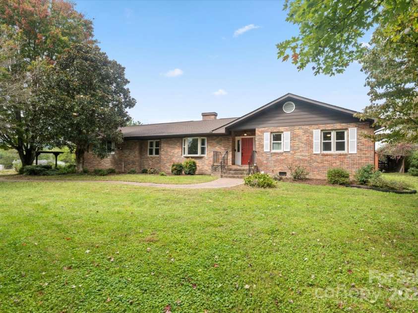 196 Broadview Circle, Brevard, NC 28712.  MLS# CAR4303235, YatesRealty ID 3013. 
