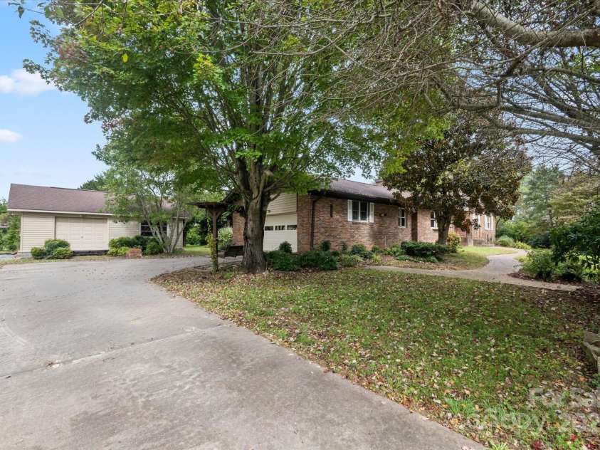 196 Broadview Circle, Brevard, NC 28712.  MLS# CAR4303235, YatesRealty ID 3013. 