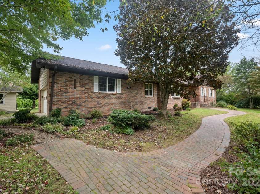 196 Broadview Circle, Brevard, NC 28712.  MLS# CAR4303235, YatesRealty ID 3013. 