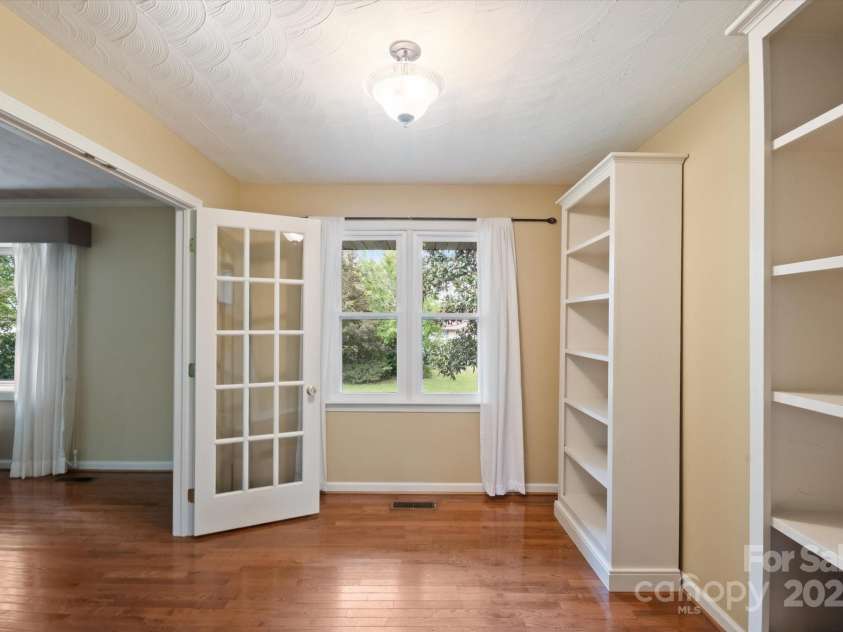 196 Broadview Circle, Brevard, NC 28712.  MLS# CAR4303235, YatesRealty ID 3013. 