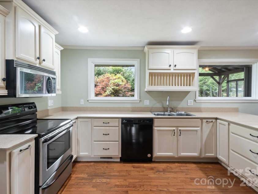 196 Broadview Circle, Brevard, NC 28712.  MLS# CAR4303235, YatesRealty ID 3013. 