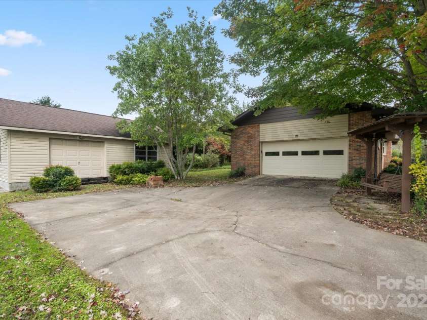 196 Broadview Circle, Brevard, NC 28712.  MLS# CAR4303235, YatesRealty ID 3013. 