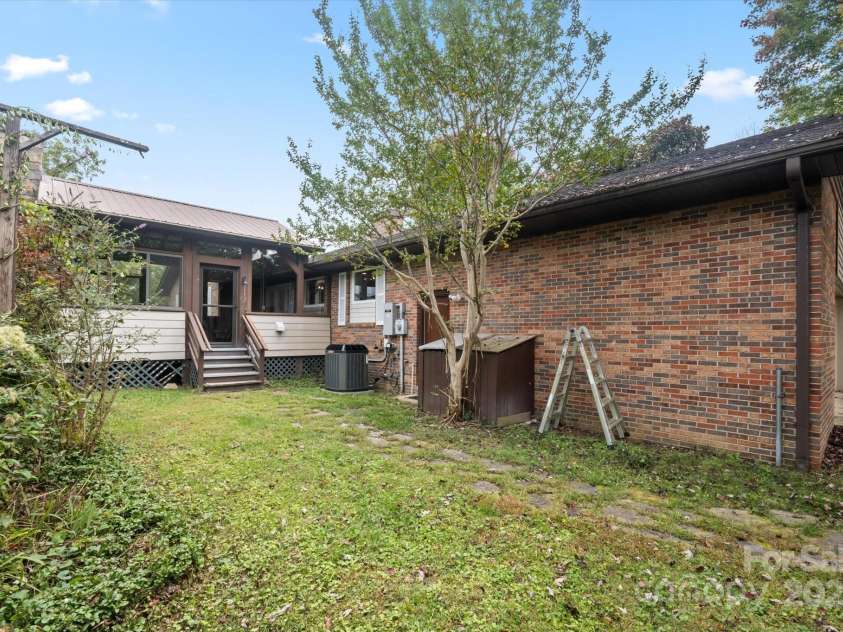 196 Broadview Circle, Brevard, NC 28712.  MLS# CAR4303235, YatesRealty ID 3013. 