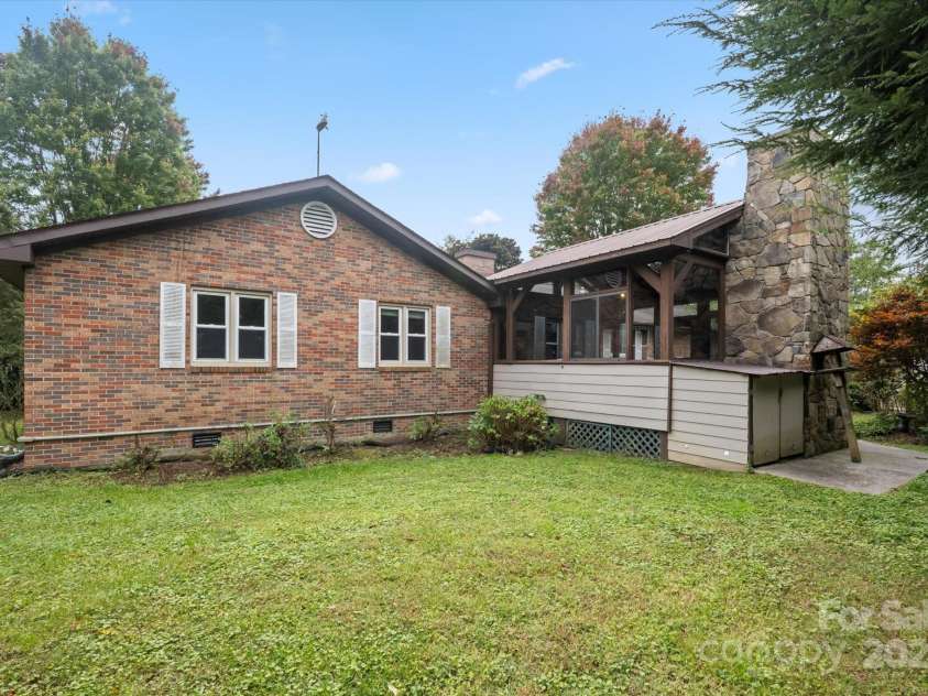 196 Broadview Circle, Brevard, NC 28712.  MLS# CAR4303235, YatesRealty ID 3013. 