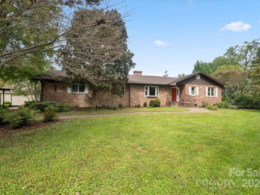 196 Broadview Circle, Brevard, NC 28712.  MLS# CAR4303235, YatesRealty ID 3013. 